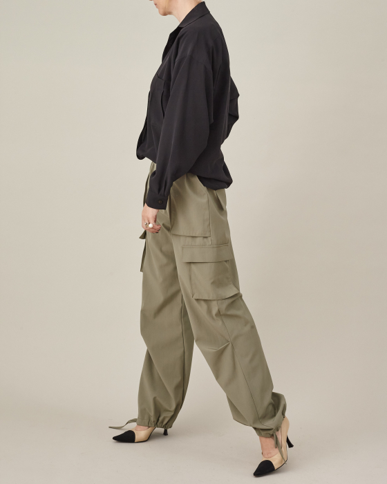 Pantaloni cargo kaki, cu multe buzunare. [2]