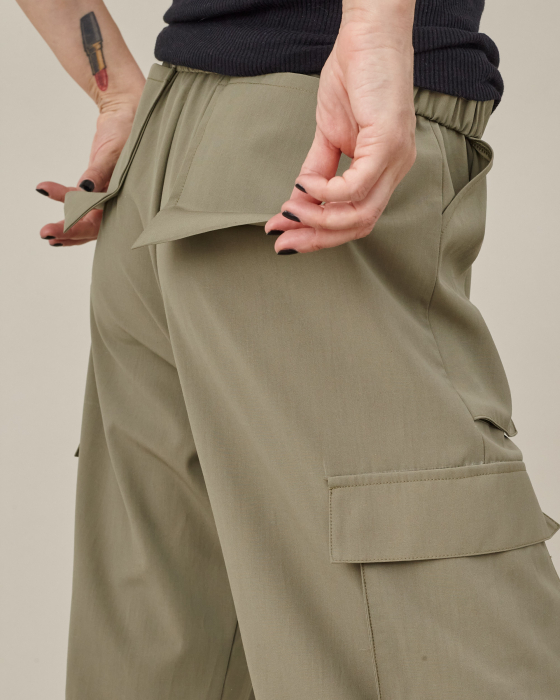 Pantaloni cargo kaki, cu multe buzunare. [7]