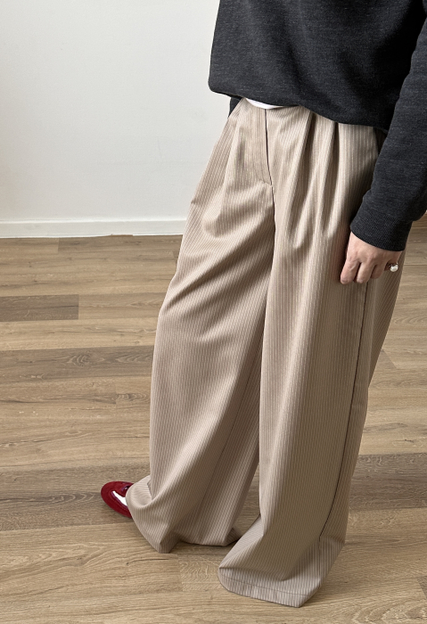 Pantaloni de damă office largi din stofă subțire de lână bej cu dungi fine [3]