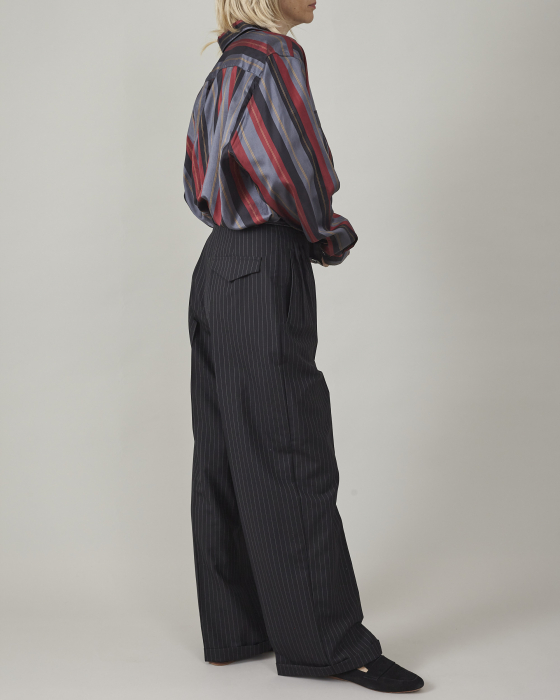 Pantaloni negi cu dungi, la dungă [2]