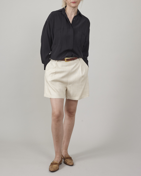 Pantaloni de damă scurți eleganti din mătase naturală, cu talie înaltă și pliuri [1]