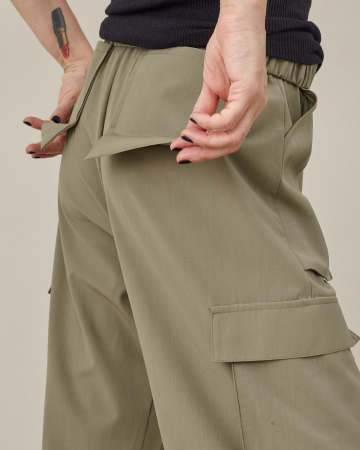 Pantaloni cargo kaki, cu multe buzunare. [6]