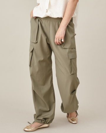 Pantaloni cargo kaki, cu multe buzunare. [2]