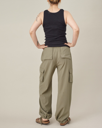 Pantaloni cargo kaki, cu multe buzunare. [3]