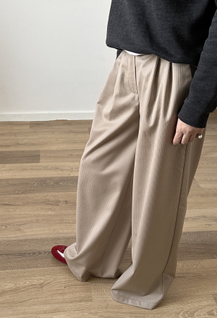Pantaloni de damă office largi din stofă subțire de lână bej cu dungi fine [2]