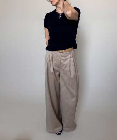 Pantaloni de damă office largi din stofă subțire de lână bej cu dungi fine [4]