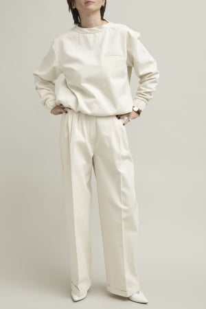 Toți pantalonii - Pantaloni damă albi eleganți, largi, cu talie înaltă, pliuri