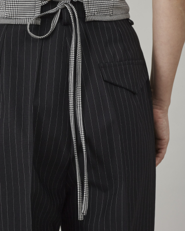 Pantaloni negi cu dungi, la dungă [6]