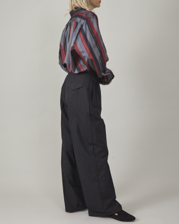 Pantaloni negi cu dungi, la dungă [1]