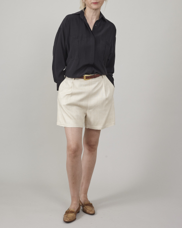 Pantaloni de Vară - Pantaloni de damă scurți eleganti din mătase naturală, cu talie înaltă și pliuri