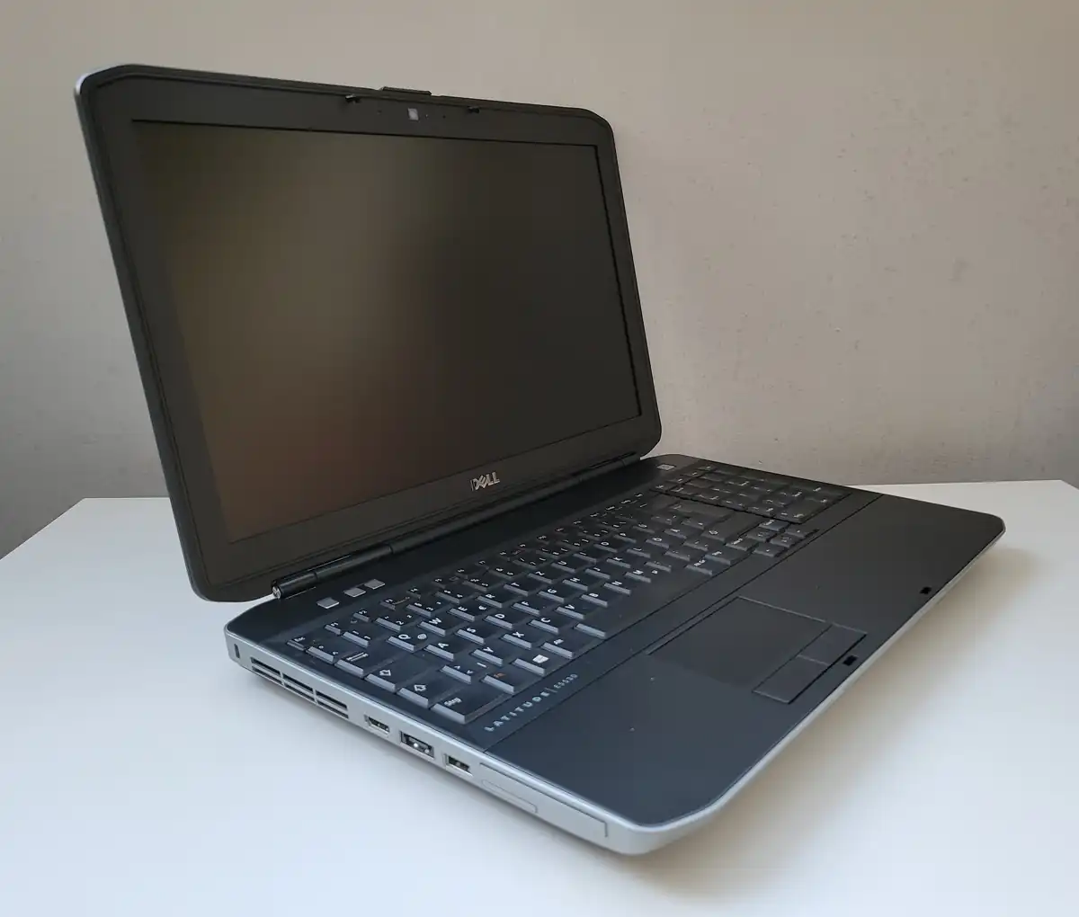 Laptop Second Hand Dell Latitude E5530 - 15.6inch Intel I3-2328M 4GB RAM 250GB SSD Windows 10 Refurbished [6]