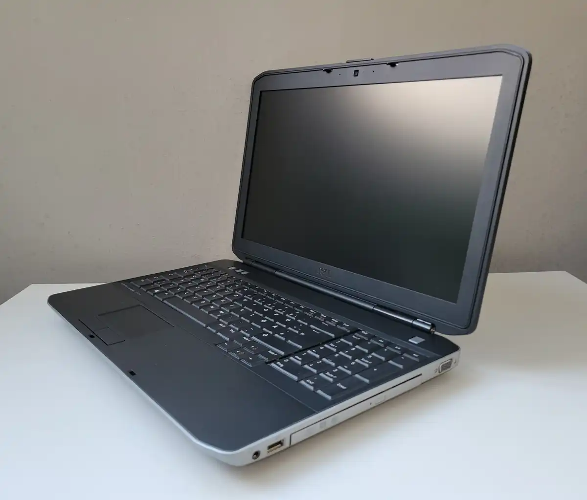 Laptop Second Hand Dell Latitude E5530 - 15.6inch Intel I3-2328M 4GB RAM 250GB SSD Windows 10 Refurbished [6]