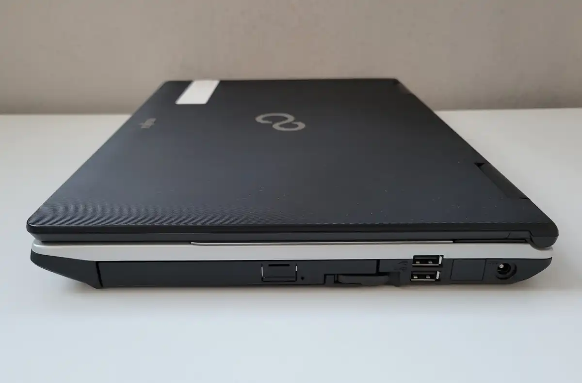 Laptop Second Hand Fujitsu Lifebook S751 - 14.0inch Intel I3-2350M 4GB RAM 320GB HDD Windows 10 Refurbished [10]
