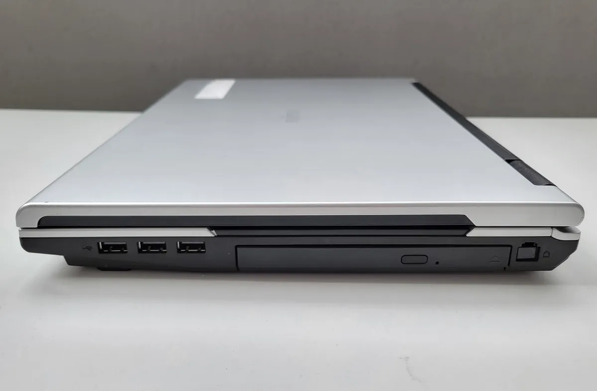 Laptop Second Hand Fujitsu Siemens ESPRIMO MOBILE V6555 - 15.4inch Intel Core 2 Duo P7350 4GB RAM 320GB HDD Windows 10 Refurbished [10]