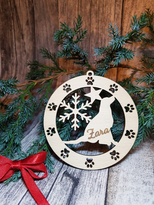 Glob câine personalizat din lemn gravat cu detalii festive pentru Crăciun [3]