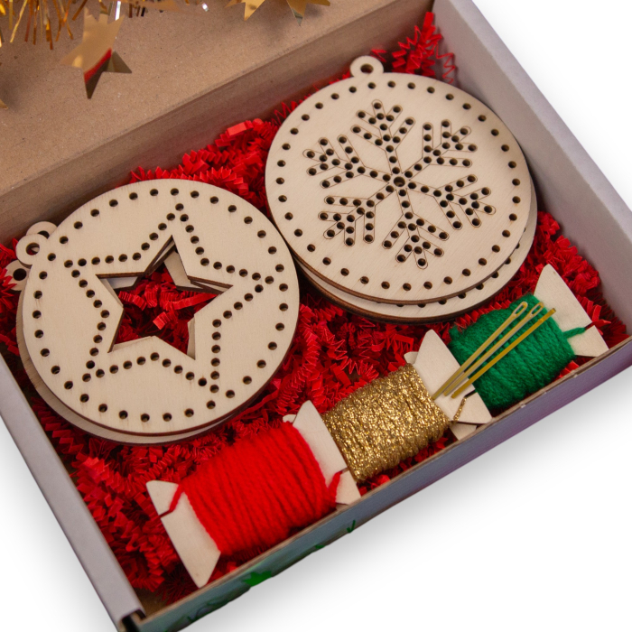 Kit cusut globuri Crăciun cu forme rotunde din lemn și fire colorate [1]