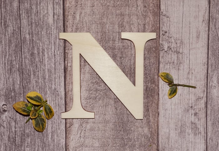 litera n din lemn natur, alfabet decorativ pentru craft și educație [1]