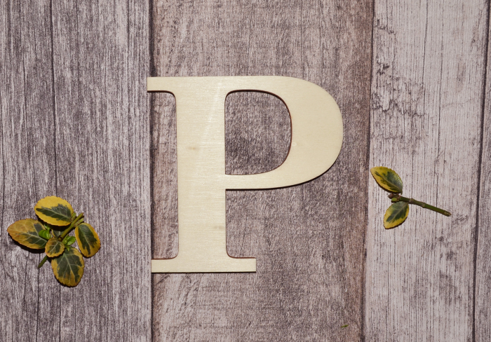 litera p din lemn natur, decor handmade pentru proiecte educative [1]