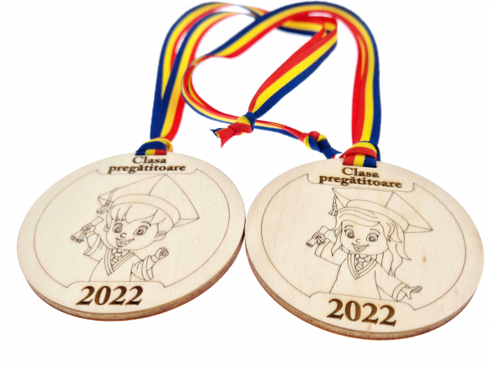 medalie absolvire lemn cu snur tricolor pentru copii 7.5 cm [2]