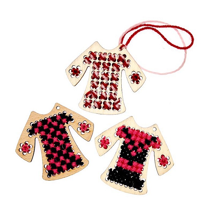 Martisor ie traditionala din lemn - Gauri mari pentru cusut cruciulita, 6,5x5,8 cm, seturi disponibile. [5]