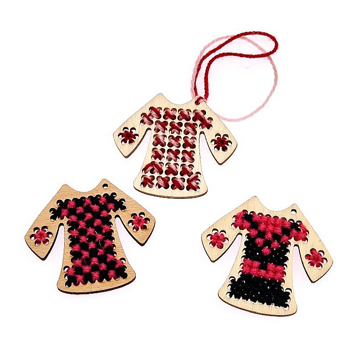 Martisor ie traditionala din lemn - Gauri mari pentru cusut cruciulita, 6,5x5,8 cm, seturi disponibile. [3]
