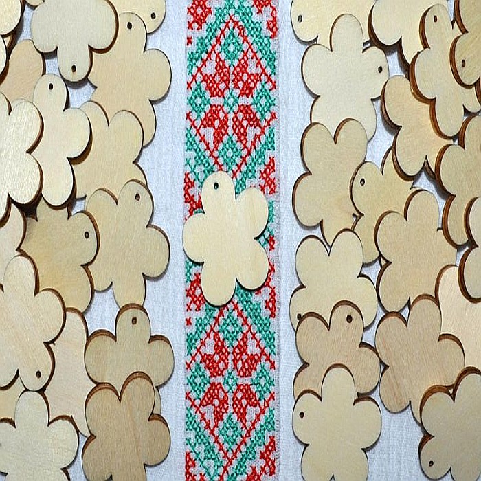 Martisor din lemn - Floare, pentru pictat, 3.5x3.4 cm, seturi disponibile. [2]
