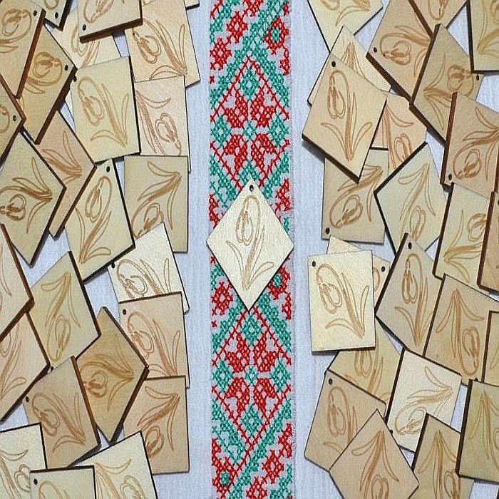 Martisor din lemn - Gravura Ghiocel, 4.5x4.5 cm, seturi disponibile. [2]