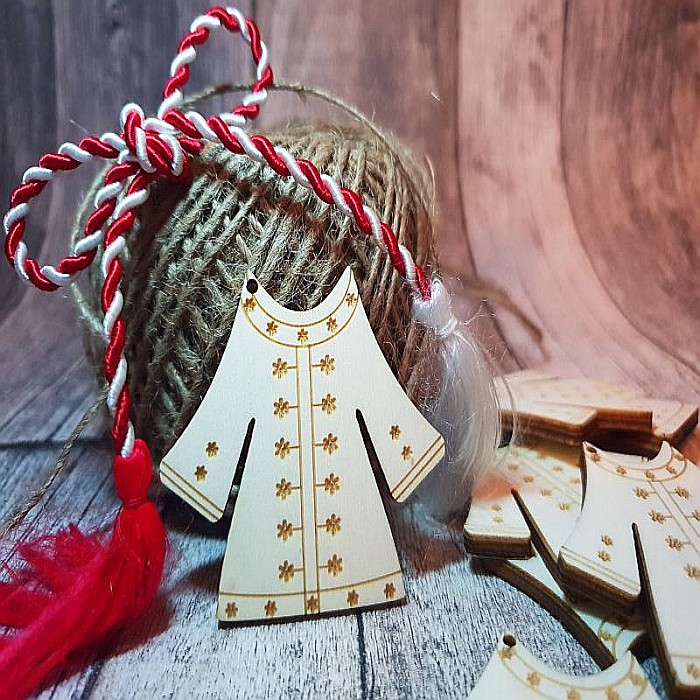 Martisor din lemn - Rochie populara gravata, 5x4.5 cm, seturi disponibile. [2]