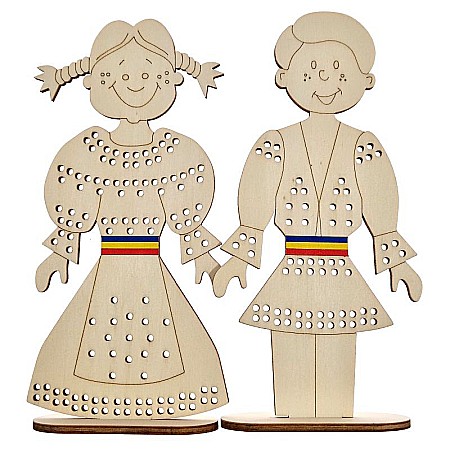 Martisor - Figurina copil cu suport, pentru cusut si pictat, din lemn 19 cm inaltime