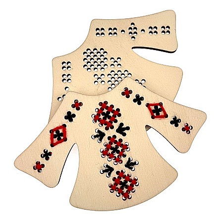Martisor - Figurina din lemn, model ie cu gauri pentru cusut, 15.6 cm