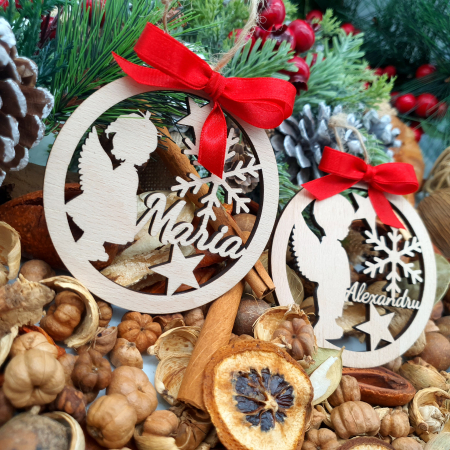 Produse personalizate - Glob îngeraș din lemn personalizat cu nume și decor stele pentru brad