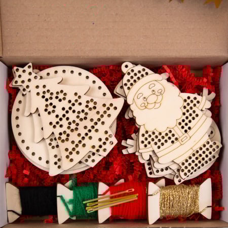 Craciun - Kit cusut ornamente Crăciun cu figurine din lemn și fire colorate