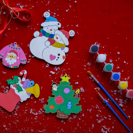 Ornamente din lemn pentru pictat cu culori acrilice si doua pensule [1]