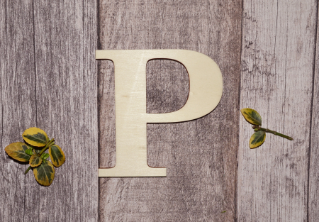 Litere si cifre - litera p din lemn natur, decor handmade pentru proiecte educative