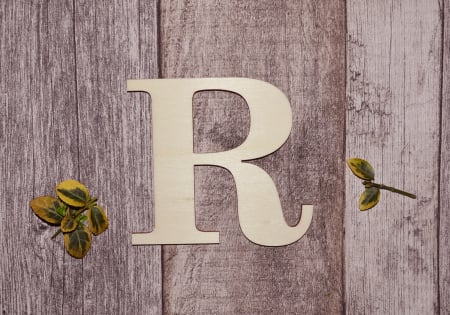 Litere si cifre - litera r din lemn natur, alfabet handmade pentru decor și proiecte