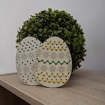 Forme pentru cusut - Ou pentru cusut, model flori, din lemn, 12 cm
