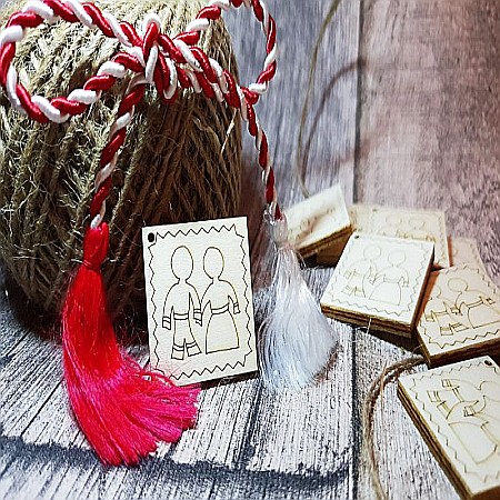 Martisor - Martisor din lemn - Cuplu gravat in forma patrata, 3x3 cm, seturi disponibile.