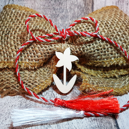 Sarbatori - Mărțișor floare din lemn cu șnur alb-roșu, decor rustic