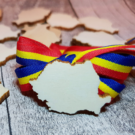 Sarbatori - Mărțișor din lemn în forma hărții României cu panglică tricoloră
