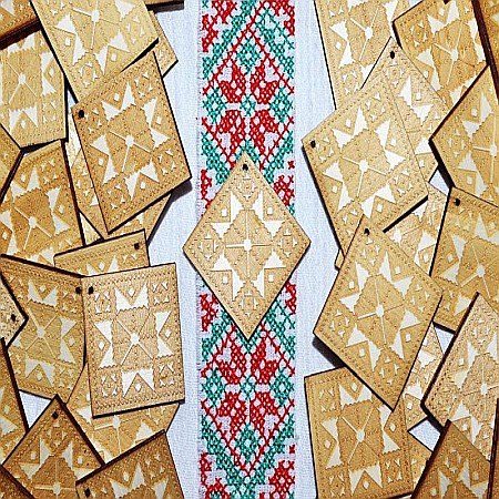 Sarbatori - Martisor din lemn - Gravura traditionala, 4.9x4.9 cm, seturi disponibile.