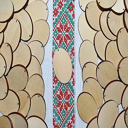 Martisor - Martisor din lemn - Oval, pentru pictat, 3x4 cm, seturi disponibile.