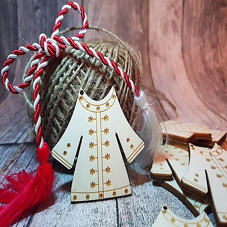 Martisor din lemn - Rochie populara gravata, 5x4.5 cm, seturi disponibile. [1]