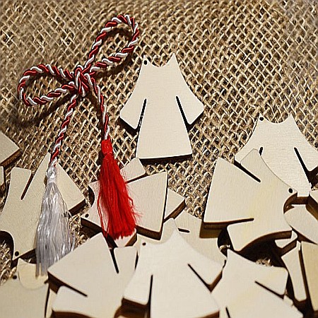 Martisor din lemn - Rochie populara, pentru pictat, 5x4.5 cm, seturi disponibile. [1]