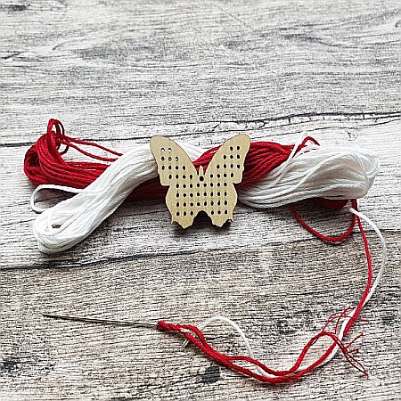Sarbatori - Martisor din lemn - Fluture pentru cusut, 4x4 cm, seturi disponibile.