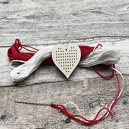 Martisor - Martisor din lemn - Inima pentru cusut, 4x4 cm, seturi disponibile.