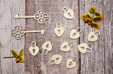 Ornamente si scrapbooking - Set ornamente lacate si chei - OS013