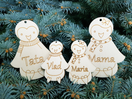 Globuri personalizate din lemn cu familie de pinguini [1]