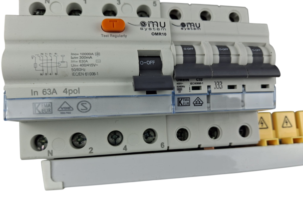 Bara Pieptene busbar OMU SYSTEM 3 poli 63A izolata 210mm 10mm² tip furca U, 12 (4x3) module pentru conexiuni electrice 230/400V AC [9]