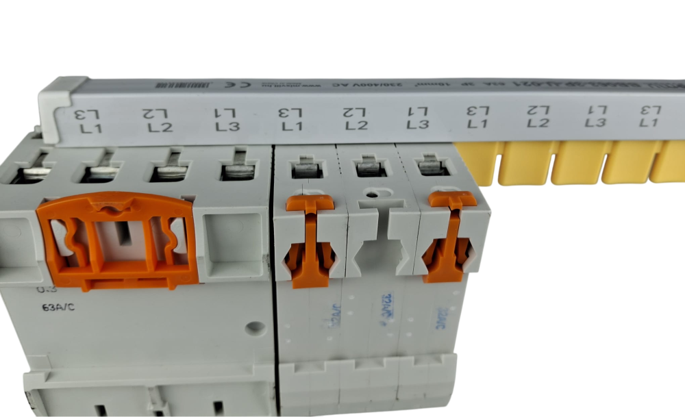 Bara Pieptene busbar OMU SYSTEM 3 poli 63A izolata 210mm 10mm² tip furca U, 12 (4x3) module pentru conexiuni electrice 230/400V AC [10]