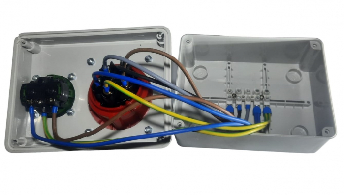 Doza aplicata precablata echipata cu 1 priza 5 poli 3P+N+E 16A 400V si 1 priza schuko 16A 230V IP44 150x110mm [3]